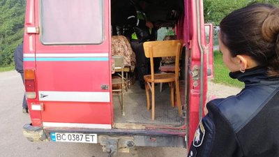 Як на Турківщині їздять маршрутки з дерев‘яними стільцями (ФОТО)