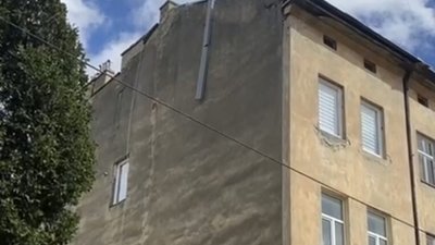 У центрі Львова з даху будинку зірвало частину покриття (ВІДЕО)