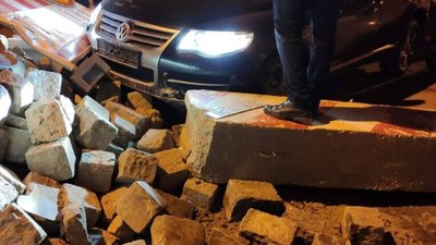 У Львові автомобіль влетів у гору бруківки (ФОТО, ВІДЕО)