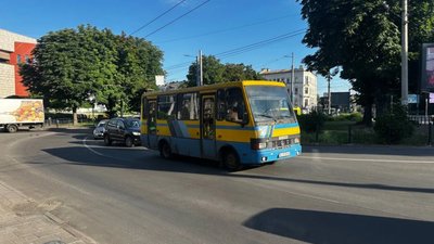 У Львові посеред дороги залишили маршрутку (ФОТО)