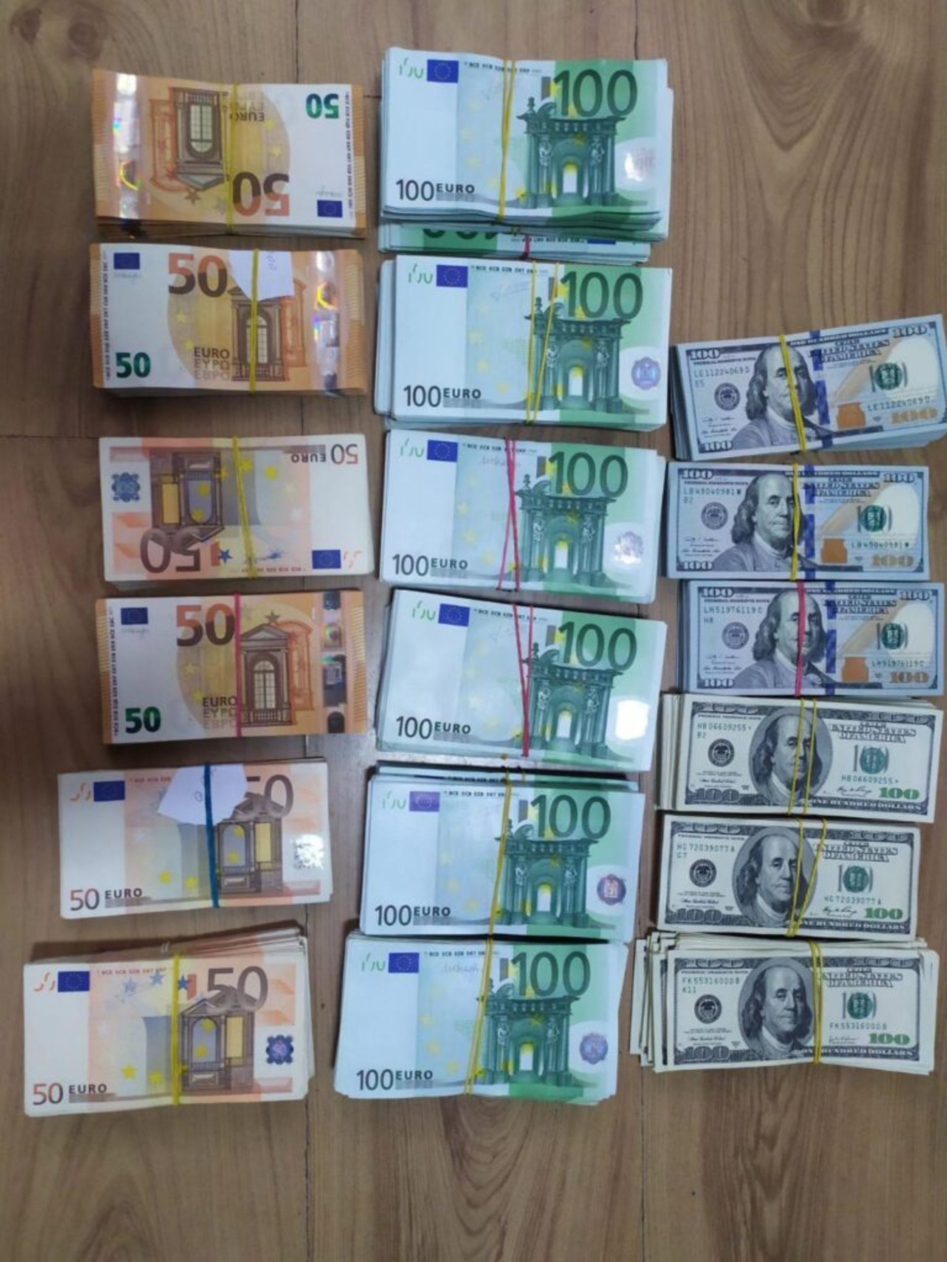 На кордоні з Польщею жінка хотіла перевезти валюту у жилеті