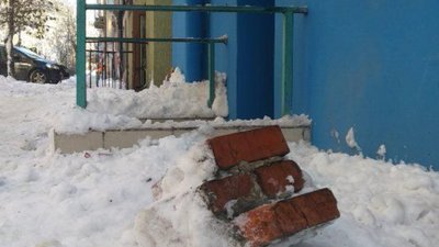 У Львові разом із снігом обвалюється фасад будинку (ФОТО)