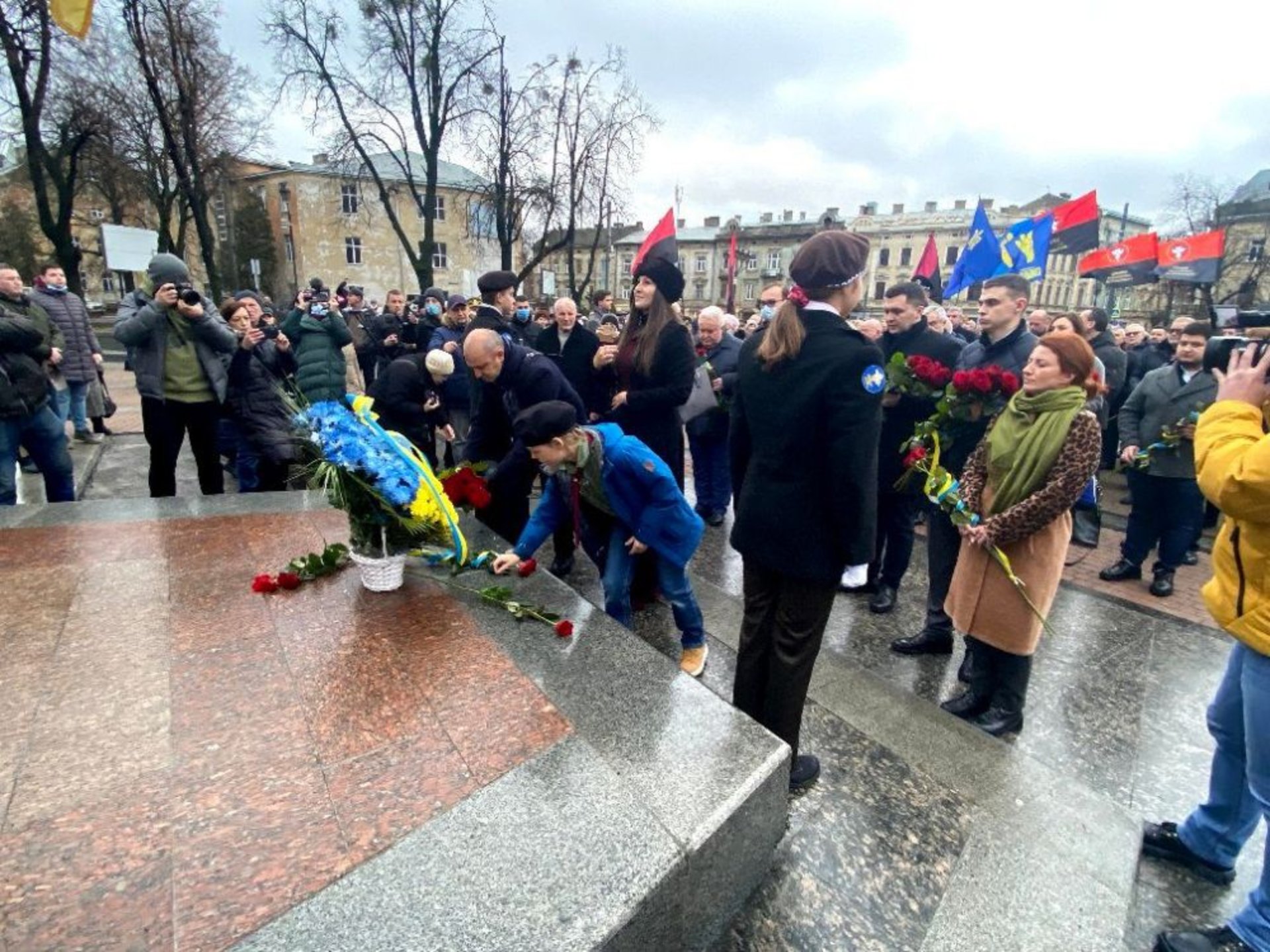 Садовий, Козицький і Гримак не прийшли покладати квіти до пам’ятника Степану Бандері, фото ЛМР