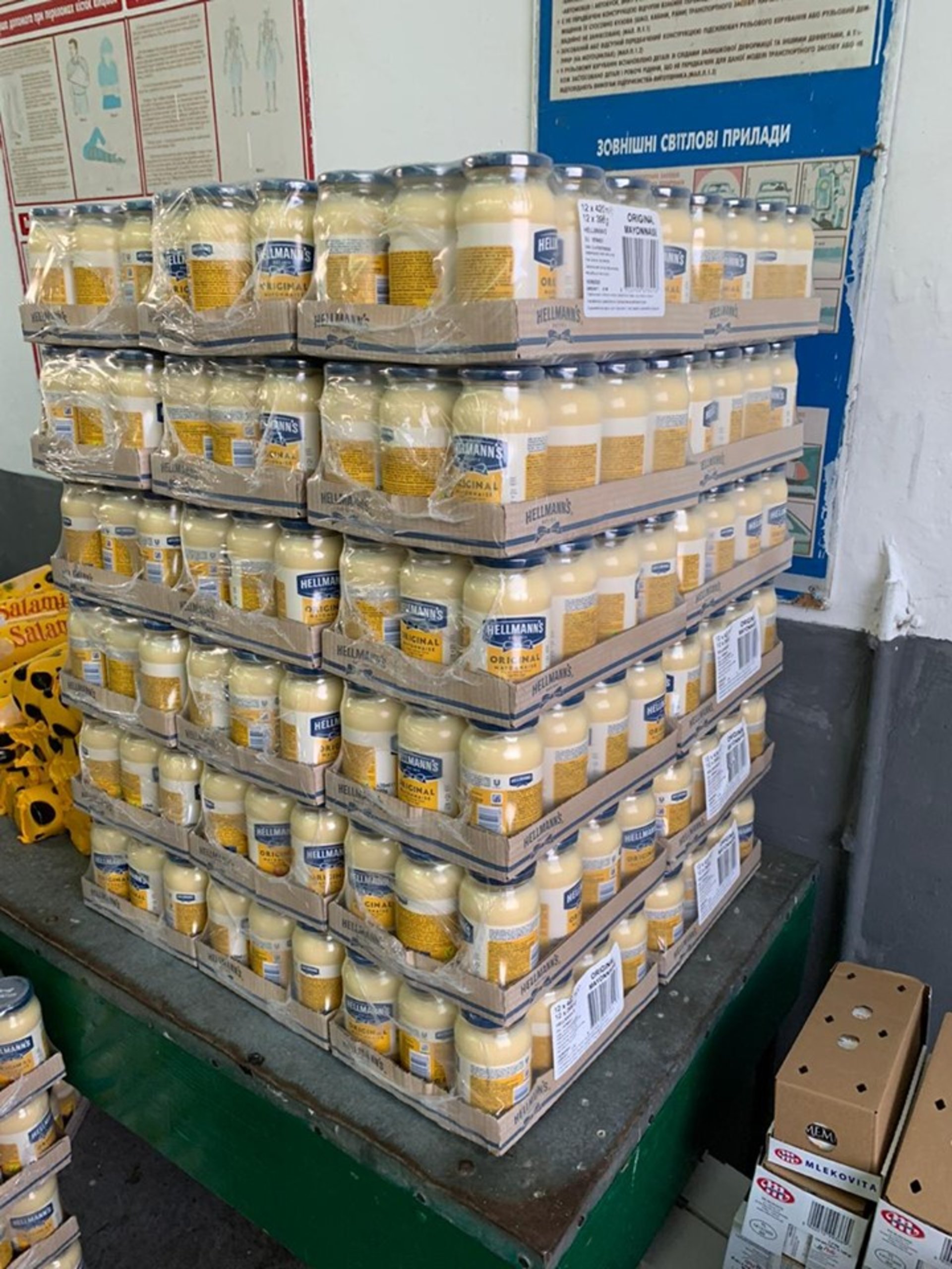 На кордоні із Польщею вилучили 2 тонни контрабандних продуктів харчування. Фото: ДФС.