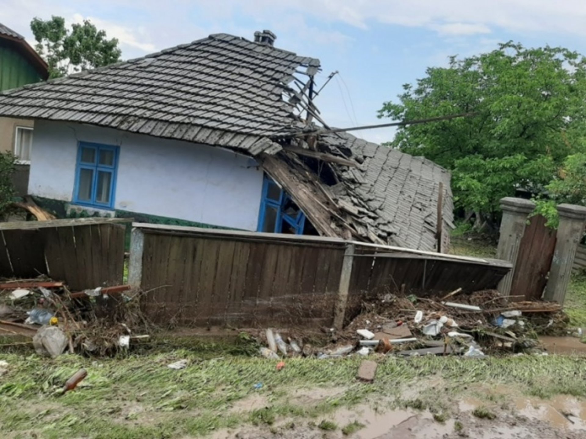На Буковині через негоду дороги перетворились на річки