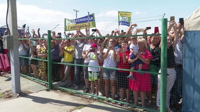 На Херсонщині шанувальників Зеленського тримали за високим парканам з колючим дротом