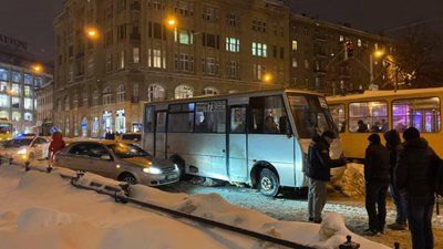 У центрі Львова маршрутка не розминулась із автомобілем (ФОТО)