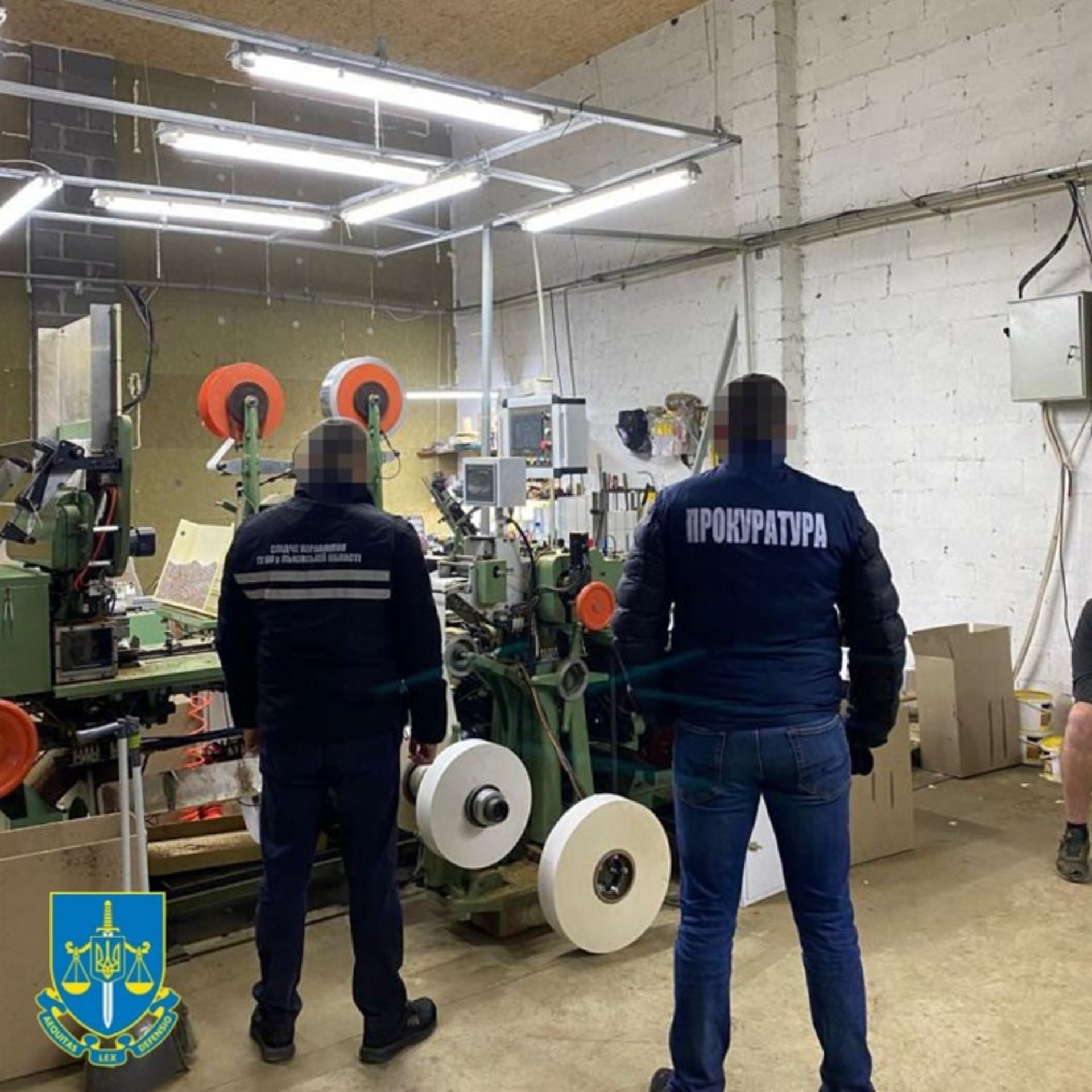 На Львівщині припинили діяльність підпільного цеху з виготовлення цигарок