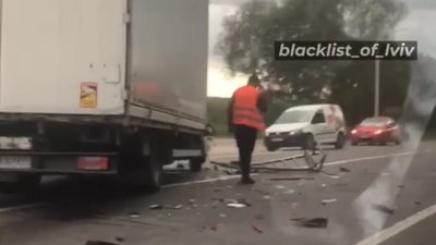 На Львівщині не розминулись дві вантажівки (ВІДЕО)