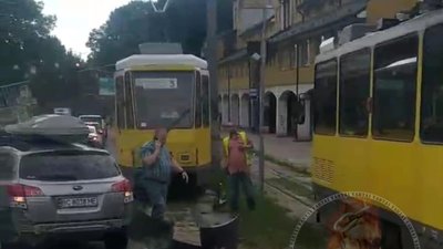 У Львові трамвай протаранив іномарку (ВІДЕО)