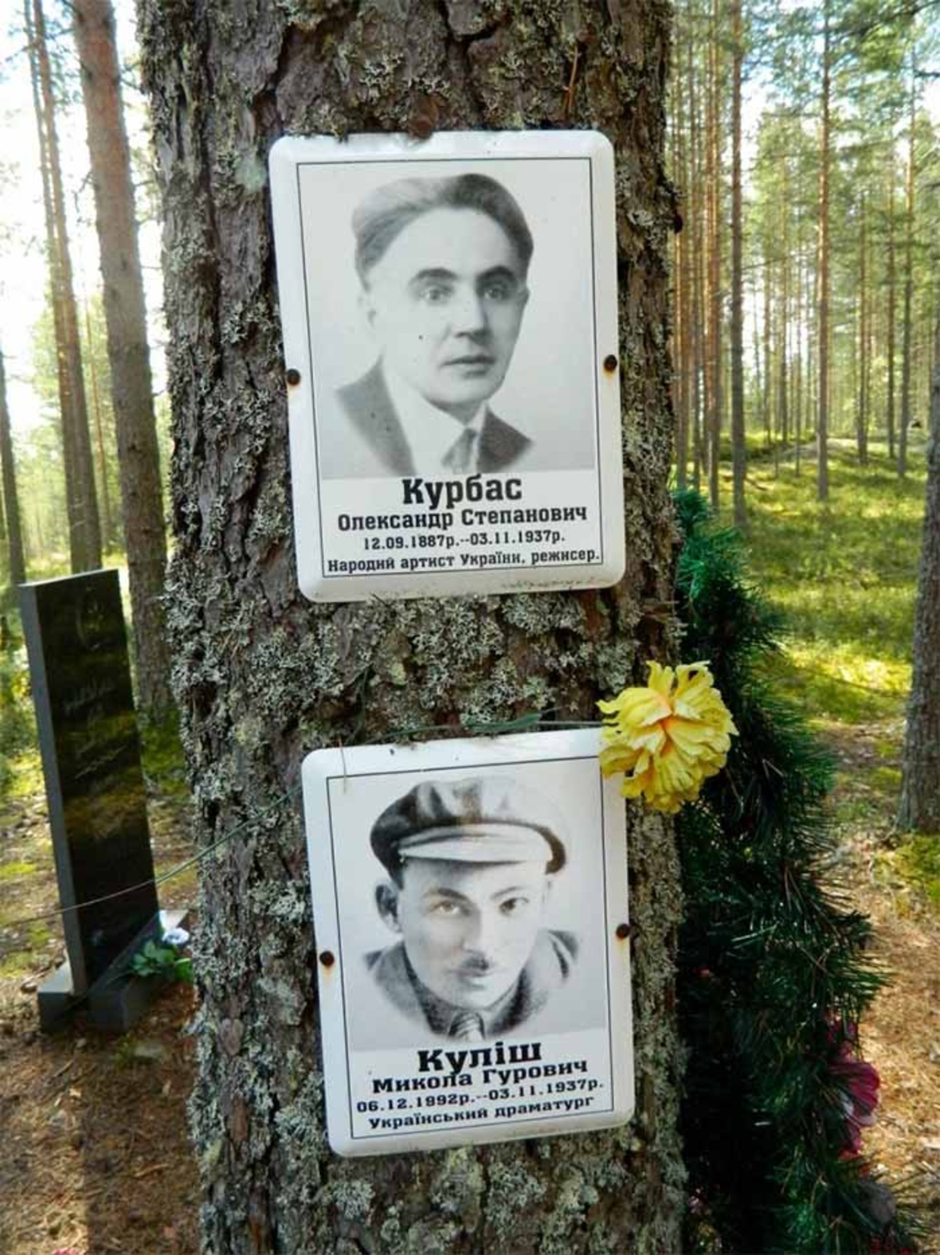 Пам'ятні фото Леся Курбаса і його друга та однодумця Миколи Куліша на місці їх імовірного розстрілу 3 листопада 1937 року, урочище Сандармох, РФ © «Бульвар Гордона»