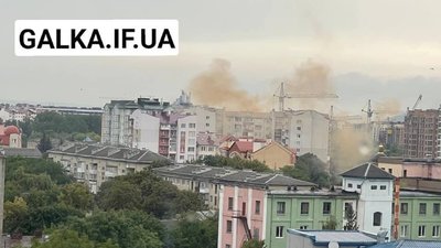 В Івано-Франківську блискавка влучила в електричну лінію (ФОТО)
