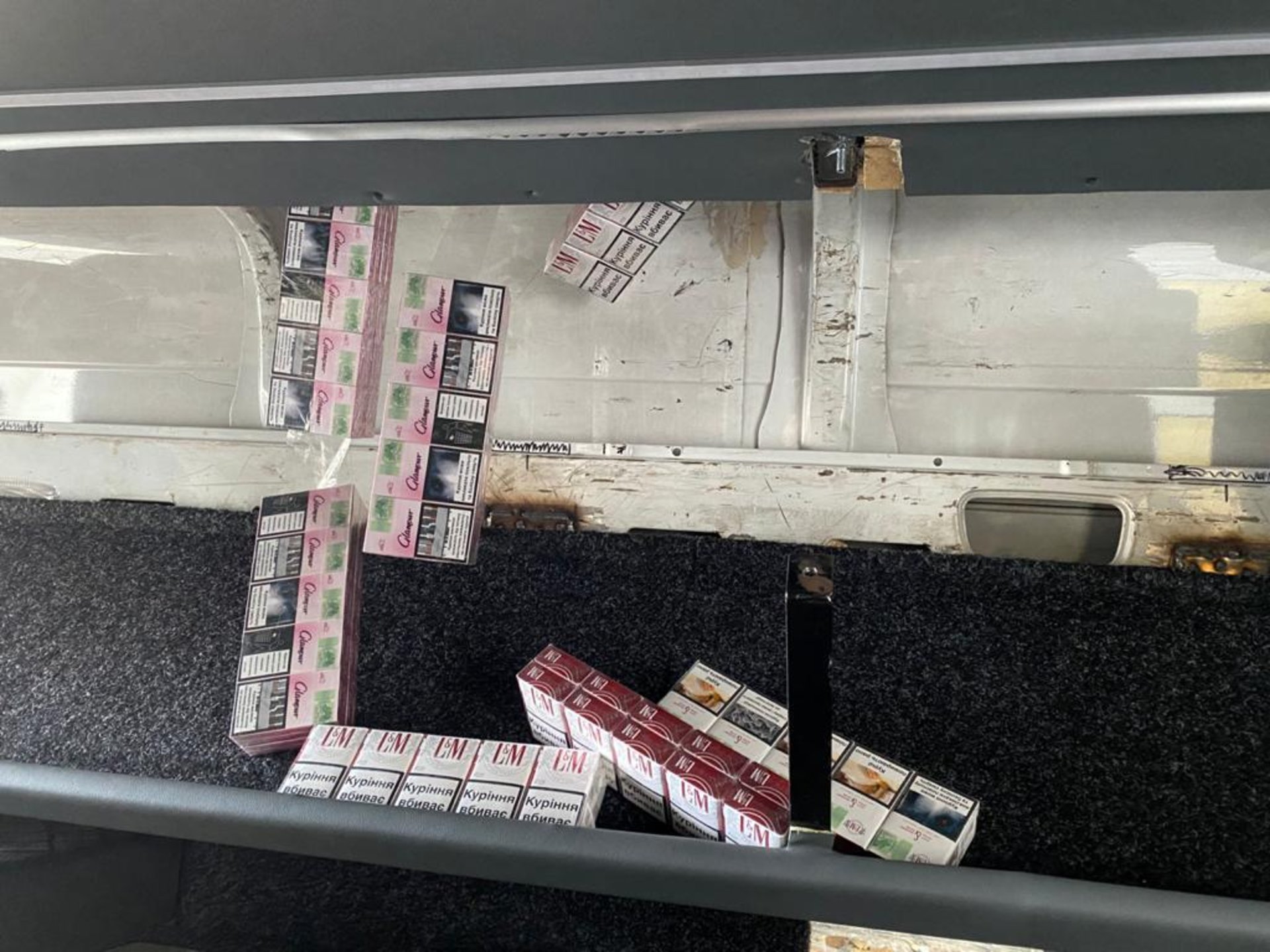 На кордоні з Польщею виявили автомобіль із цигарками, фото Львівський прикордонний загін