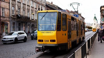 У Львові із трамваю пішов дим (ВІДЕО)