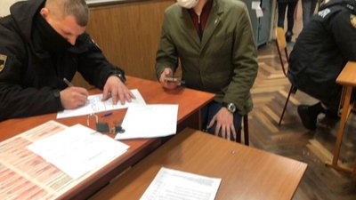 У Львові зафіксували перші порушення на виборчих дільницях (ФОТО)