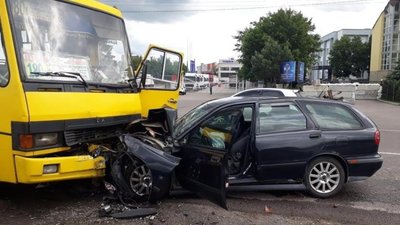 Під Львовом зіткнулись автомобіль та маршрутка (ФОТО)