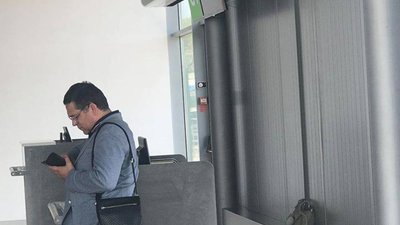 Безсмертний поскаржився, що півдня не міг вилетіти з Києва до Львова