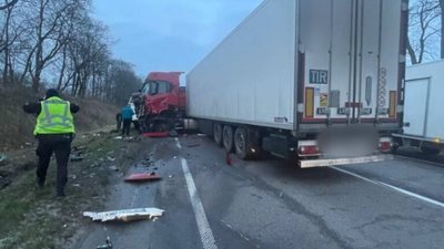 На Львівщині не розминулись дві вантажівки (ФОТО)