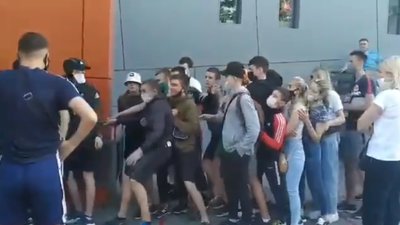 Як на Львівщині натовп людей штурмує магазин секонд-хенду (ВІДЕО)