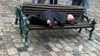 У центрі Львова на лавці спав п’яний чоловік (ФОТО)