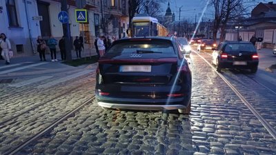 У Львові скутерист влетів в Audi