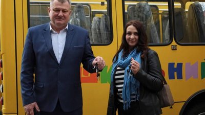 У громади Львівщини передали чергову партію школяриків