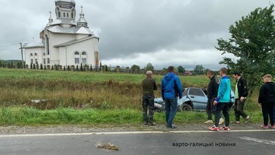 Біля Борислава автівка злетіла з дороги