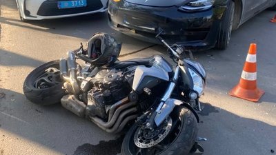 У Львові жінка на Tesla Model 3 не розминулась із мотоциклом Honda