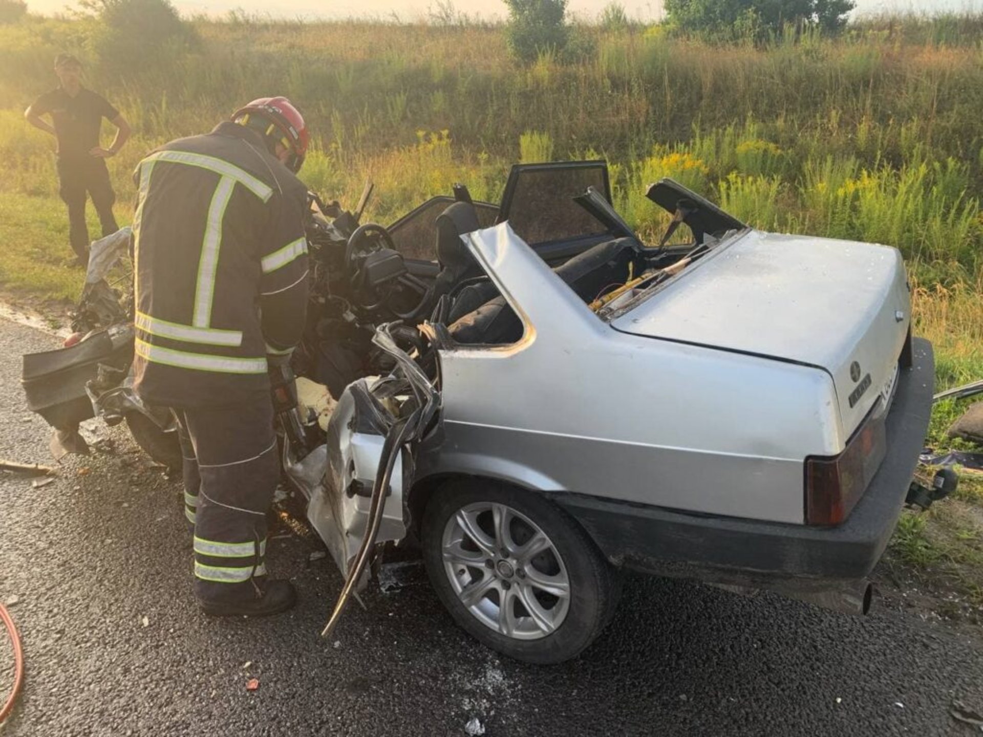 На трасі "Київ - Чоп" розірвало автомобіль, фото ДСНС Рівненської області