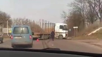 На Львівщині фура зіткнулась з легковим автомобілем (ФОТО)
