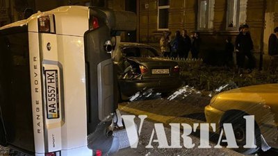 У Львові перекинувся «Рендж», протаранивши декілька припаркованих автівок