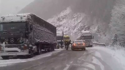 На Львівщині через снігопад обмежили рух вантажівок