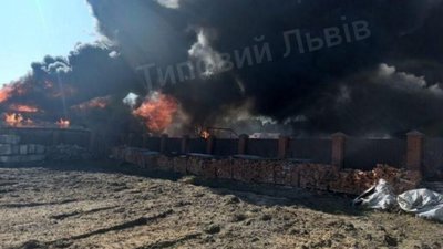 На Яворівщині згорів житловий будинок і господарська будівля (ВІДЕО)