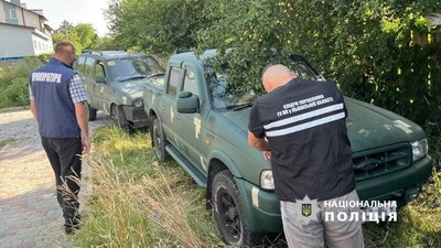 Львівські поліцейські викрили злочинну «схему» завезення авто під виглядом гумдопомоги для ЗСУ