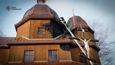 На Львівщині горіла деревʼяна церква
