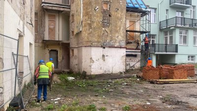 У Львові відновлюють будинок, який постраждав через ракетну атаку