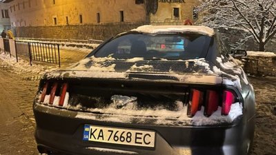 У Львові водій на елітній київській іномарці зупинив рух трамваїв (ФОТО)