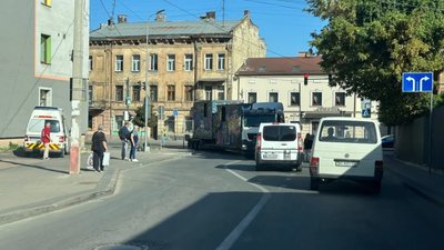 У Львові на вулиці застрягла вантажівка (ФОТО)