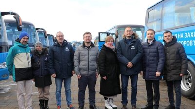 ​​Україна отримала від ВООЗ та ЄС 59 автобусів для вакцинації населення