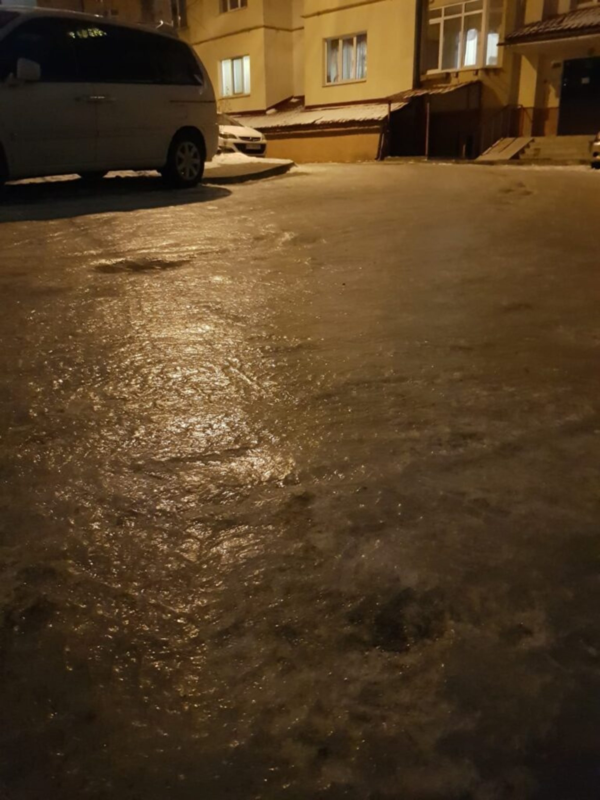 Вулиці Львова перетворилися на суцільну ковзанку