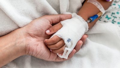 У Зимній Воді 7-річному хлопчику вибухом петарди відірвало всі пальці на руці