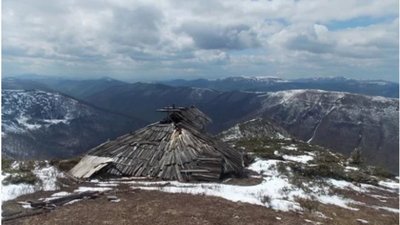 На високогір’ї Карпат виявили старовинну колибу вівчарів (ФОТО)