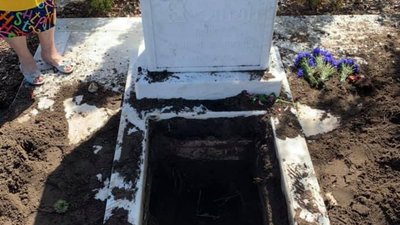 У Кропивницькому поліція затримала священика при спробі викопати з могили іншого священнослужителя (ВІДЕО)