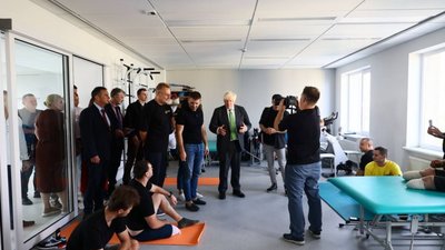 Борис Джонсон відвідав реабілітаційний центр у Львові (ФОТО)