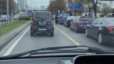 У Львові поліція штрафує водіїв, які стоять у черзі до Макдональдса (ВІДЕО)