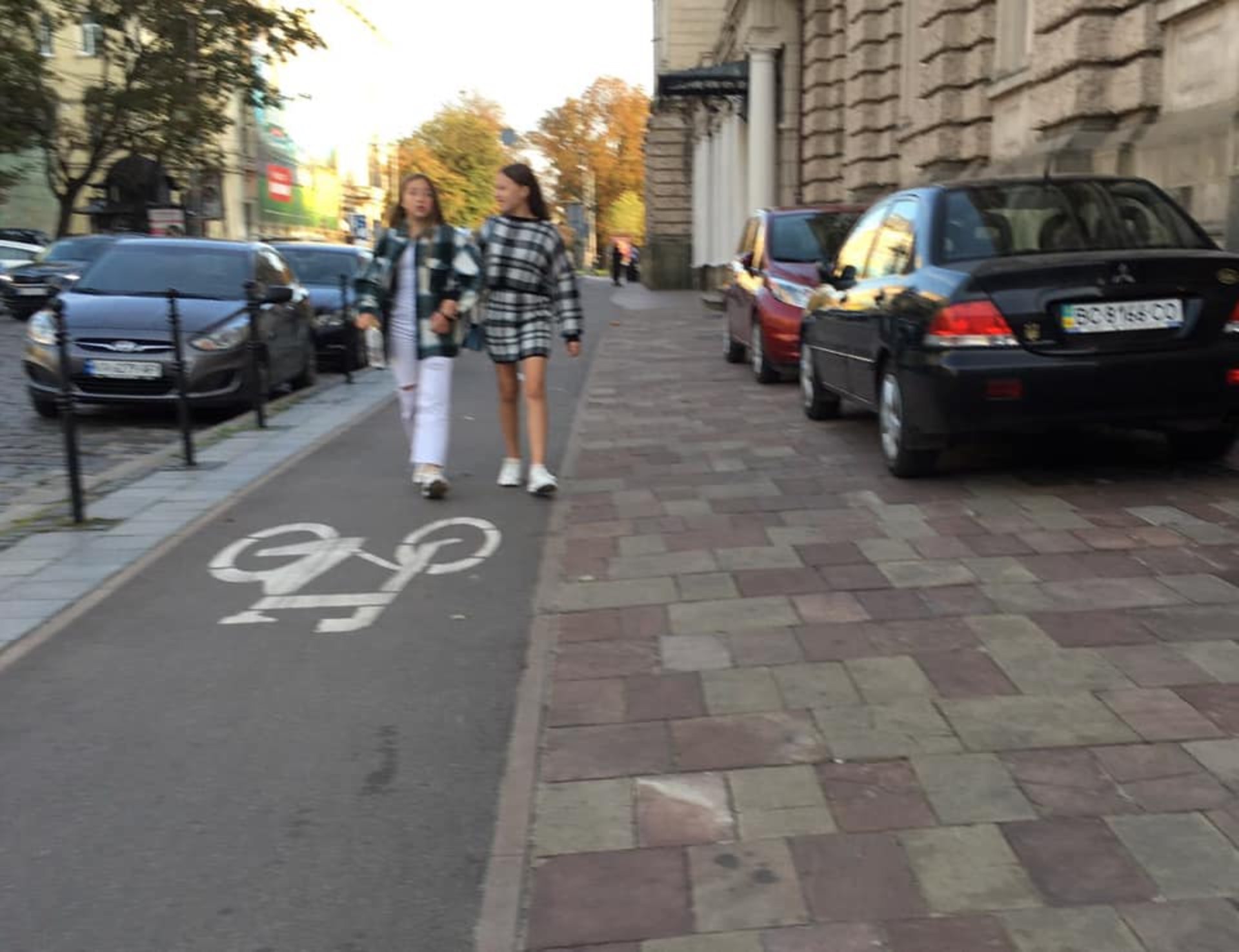У Львові біля Оперного театру облаштували парковку, фото ГЛМЛ