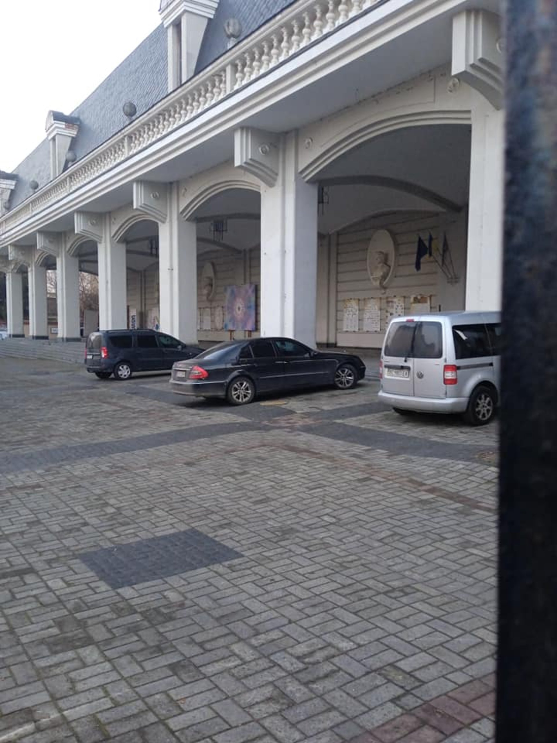 У центрі Львова біля Палацу облаштували парковку, фото Віктор Мукан