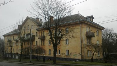 Як у Львові наркомани сходи до житлового будинку розбирають (ФОТО)