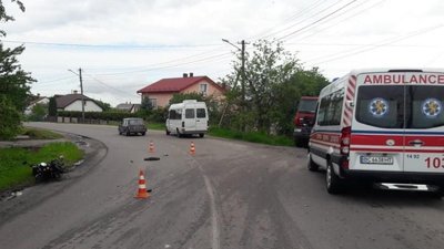 У Жовкві п‘яна мотоциклістка влетіла у бус (ФОТО)