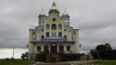 У Стебнику зловмисники виламали двері і вибили вікно в церкві Успіння Богородиці